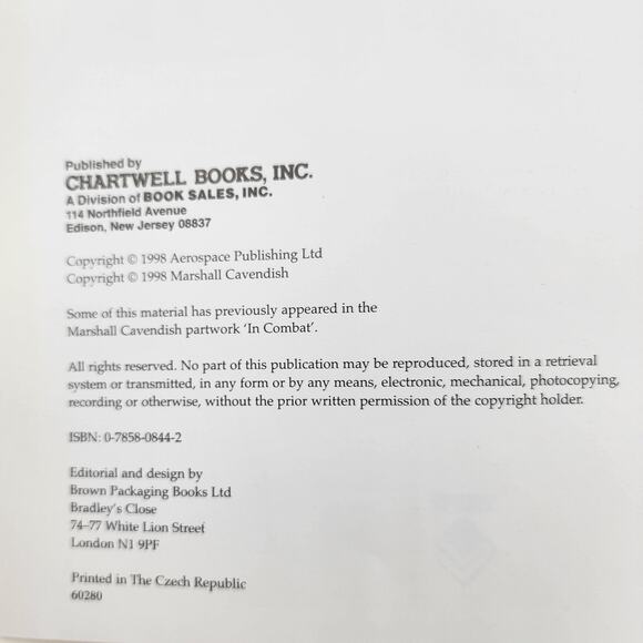 Guns in Combat by Chris Bishop 1998 Hardcover Book Greatest Small Arms - Picture 5 of 5